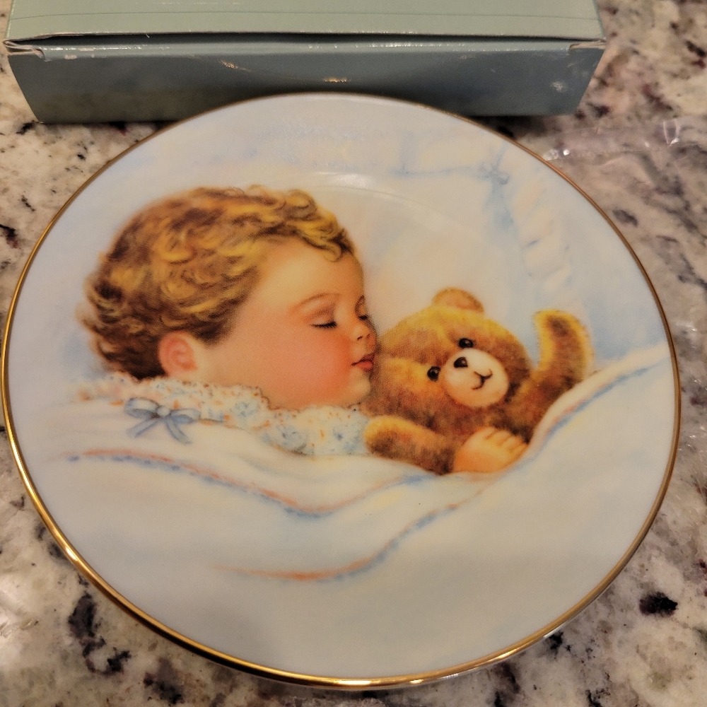 Avon 1992 Keepsake Baby Plate Fine Collectibles - Prescious Sleeping Baby